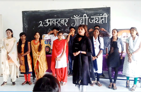 भिलाई। महात्मा गांधी की 150वीं जयंती पर एमजे कालेज में सप्ताह व्यापी कार्यक्रमों का आयोजन किया गया। महाविद्यालय की राष्ट्रीय सेवा योजना इकाई ने इस दौरान स्वच्छता अभियान चलाए, सिंगल यूज प्लास्टिक का उपयोग बंद करने जागरूकता अभियान चलाया। एक अक्तूबर को रंगोली, पोस्टर प्रतियोगिताओं का आयोजन करने के साथ ही रक्तदान शिविर का भी आयोजन किया गया। 2 अक्टूबर को आज भाषण, निबंध लेखन स्पर्धाओं का आयोजन किया गया।