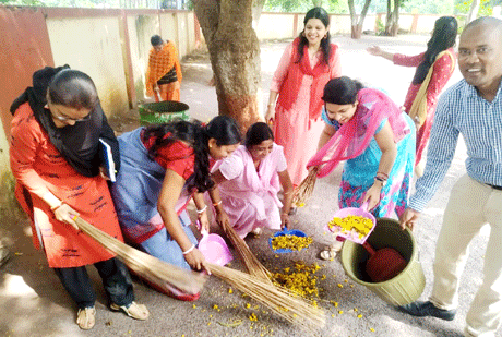 भिलाई। डीएवी इस्पात पब्लिक स्कूल में राष्ट्रपिता महात्मा गांधी एवं यशस्वी पूर्व प्रधानमंत्री लाल बहादुर शास्त्री की जयंती संकल्प के साथ मनाई गई। शाला प्रभारी योगिता शर्मा ने इस अवसर पर कहा कि इन महान विभूतियों ने अपने जीवन में आदर्शों का पालन किया जिससे उनका व्यक्तित्व निखर कर सामने आया। हमें उनके जीवन मूल्यों का अनुसरण करना चाहिए।