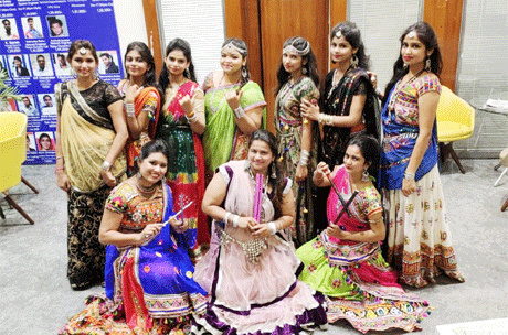 दुर्ग। क्वांर नवरात्रि के उपलक्ष्य में अविश एडुकॉम के परिसर में डांडिया-गरबा का भव्य आयोजन किया गया। पारम्परिक वेशभूषा में सजे धजे युवाओं ने देर रात तक माँ दुर्गा को समर्पित गीतों पर डांडिया खेलकर माता की स्तुति की। रंग बिरंगे परिधानों में सजे युवाओं को समूह में नृत्य करते देखना एक अनुपम अनुभव था। अविश एडुकॉम के संचालक मनीष पारेख एवं नीलेश पारेख ने बताया कि संस्कृति के बिना हमारा कोई अस्तित्व नहीं होता।