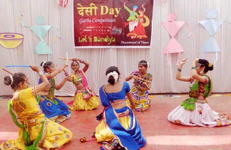 दुर्ग। शासकीय डॉ वावा पाटणकर कन्या स्नातकोत्तर महाविद्यालय में नवरात्रि के उपलक्ष्य में ‘देसी डे’ का आयोजन किया गया। नृत्य विभाग के द्वारा गरबा स्पर्धा आयोजित की गयी। जिसमें 15 समूहों ने भाग लिया। कार्यक्रम प्रभारी डॉ. ऋचा ठाकुर ने बताया कि प्रतियोगिता में शामिल समूहों में मयूरी, शक्ति, संस्कृति, घूमरगरबा, रास गरबा, मधुरिमा, विनिता, श्रद्धा, नृत्यांजली, शुभारम्भ, रंगीला, अप्सरा, मृगनयनी, गरबारास, ढोलीदा ने खूब रंग जमाया।