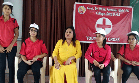भिलाई। शास. डॉ. वावा पाटणकर कन्या स्नातकोत्तर महाविद्यालय की यूथ रेडक्रॉस इकाई द्वारा ब्रेस्ट कैन्सर अवेरनस कैम्पेन चलाया गया जिसमें रेडक्रॉस प्रभारी डॉ. रेशमा लाकेश ने बताया कि शरीर के किसी अंग में होने वाली कोशिकाओं की अनियंत्रित वृद्धि कैन्सर का प्रमुख कारण होती है। शरीर में आवश्यकतानुसार यह कोशिकायें बट जाती हैं, लेकिन जब यह लगातार वृद्धि करती है तो कैन्सर का रूप ले लेती है। इस प्रकार स्तन कोशिकाओं में होने वाली अनियंत्रित वृद्धि स्तन कैन्सर का प्रमुख कारण है।