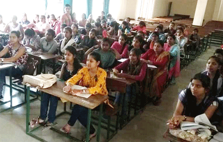 भिलाई। शास. डॉ. वावा पाटणकर कन्या स्नातकोत्तर महाविद्यालय की यूथ रेडक्रॉस इकाई द्वारा ब्रेस्ट कैन्सर अवेरनस कैम्पेन चलाया गया जिसमें रेडक्रॉस प्रभारी डॉ. रेशमा लाकेश ने बताया कि शरीर के किसी अंग में होने वाली कोशिकाओं की अनियंत्रित वृद्धि कैन्सर का प्रमुख कारण होती है। शरीर में आवश्यकतानुसार यह कोशिकायें बट जाती हैं, लेकिन जब यह लगातार वृद्धि करती है तो कैन्सर का रूप ले लेती है। इस प्रकार स्तन कोशिकाओं में होने वाली अनियंत्रित वृद्धि स्तन कैन्सर का प्रमुख कारण है।