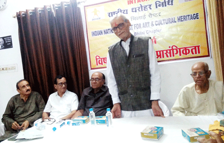  भिलाई। महात्मा गांधी के सपनों का भारत बनाने के लिए अभी और प्रयास करने होंगे। गांधी ने 1936 में कहा था, ‘जब तक एक भी कुष्ठ रोगी सेवा से वंचित रहेगा, तब तक भारत पूरी तरह आजाद नहीं हो सकता।’ उक्त बातें राष्ट्रीय धरोहर निधि के दुर्ग-भिलाई चैप्टर द्वारा आयोजित परिचर्चा ‘गांधी की प्रासंगिकता’ की अध्यक्षता करते हुए वयोवृद्ध गांधीवादी एवं कुष्ठ उन्मूलन कार्यकर्ता डॉ एमएस द्विवेदी ने कही।