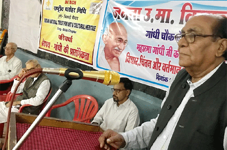 भिलाई। भारतीय राष्ट्रीय कला एवं सांस्कृतिक धरोहर निधि द्वारा केम्प-2 स्थित जनता उच्चतर माध्यमिक शाला के सहयोग से गांधी के विचारों की प्रासिंगकता विषय एक परिचर्चा का आयोजन किया गया क समाजसेवी डॉ एम एस द्विवेदी ने परिचर्चा की अध्यक्षता करते हुए कहा, 'लाठी धरे दुबले-पतले लंगोटीधारी गांधी ने अहिंसक आंदोलन के माध्यम से देशवासियों को आजादी हासिल करवा कर समूचे विश्व को हतप्रद कर दिया क' उन्होंने आगे कहा कि अन्याय के खिलाफ गांधी के दृढ़तापूर्वक सविनय संघर्ष से आज की पीढ़ी को सबक लेना चाहिए।
