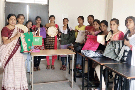 भिलाई। डॉ खूबचंद बघेल शासकीय स्नातकोत्तर महाविद्यालय, भिलाई-3 की एनएसएस इकाई के बच्चों ने हानिकारक पालीथीन से मुक्ति पाने के लिए पुराने कपड़ों से थैले बनाए तथा मिट्टी के बर्तन एवं पत्तों का दोना पत्तल बनाने का प्रशिक्षण प्राप्त किया। इस अवसर पर एनएसएस अधिकारी एवं गृह विज्ञान की प्राध्यापक डॉ अल्पना देशपांडे ने लोगों को पालीथीन का उपयोग पूरी तरह से बंद करने की अपील की।