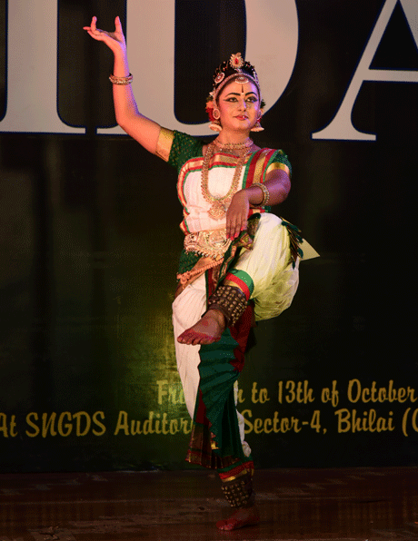 भिलाई। ऑल इंडिया डांसर्स एसोसिएशन (आइडा) के बैनर तले आयोजित ऑल इंडिया कॉम्पिटिशन ऑल म्यूजिक एंड डांस तथा नटवर गोपीकृष्ण अवार्ड-2019 में आयुषी बलैया को कुचिपुड़ी श्रेणी में स्वर्ण पदक प्रदान किया गया है। इस प्रतियोगिता का आयोजन नृत्यथि कलाक्षेत्रम द्वारा प्रतिवर्ष किया जाता है जिसमें देश भर के कलाकार अपनी प्रस्तुतियां देते हैं।