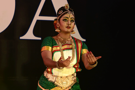 भिलाई। ऑल इंडिया डांसर्स एसोसिएशन (आइडा) के बैनर तले आयोजित ऑल इंडिया कॉम्पिटिशन ऑल म्यूजिक एंड डांस तथा नटवर गोपीकृष्ण अवार्ड-2019 में आयुषी बलैया को कुचिपुड़ी श्रेणी में स्वर्ण पदक प्रदान किया गया है। इस प्रतियोगिता का आयोजन नृत्यथि कलाक्षेत्रम द्वारा प्रतिवर्ष किया जाता है जिसमें देश भर के कलाकार अपनी प्रस्तुतियां देते हैं।