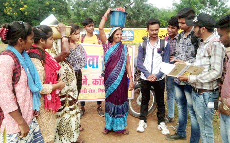 भिलाई। एमजे कालेज की राष्ट्रीय सेवा योजना इकाई ने आज ग्राम खपरी का दौरा कर वहां प्रधानमंत्री के नाम पर संचालित विभिन्न योजनाओं की जानकारी लोगों को दी। रासेयो स्वयं सेवकों ने ग्रामीणों से उनके स्वास्थ्य बीमा के बारे में जानकारी हासिल की तथा प्रधानमंत्री जनधन एवं बीमा योजनाओं की जानकारी देते हुए उसमें भागीदारी के लिए प्रेरित किया। एनएसएस कार्यक्रम अधिकारी डॉ जेपी कन्नौजे के नेतृत्व में गई टीम ने सरपंच दिनेश से भी ग्रामीणों की बीमा स्थिति की जानकारी ली।