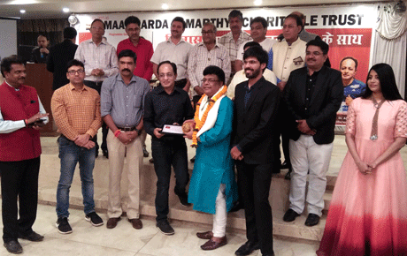  भिलाई। मां शारदा सामर्थ्य चैरिटेबल ट्रस्ट में नए सदस्यों के अधिष्ठापन, कृति व्यक्तियों का सम्मान एवं ‘जीना इसी का नाम है’ व्याख्यान का आयोजन किया गया। आमंत्रित वक्ता डॉ आलोक दीक्षित ने इस अवसर पर कहा कि जिसने कृतज्ञ होना सीख लिया, उसे जीवन जीने की कला भी आ जाएगी। माता पिता, धरती, प्रकृति, अपना शरीर, समाज, गुरूजन या जिसके भी सम्पर्क में आने का सौभाग्य हम प्राप्त करते हैं, उनके प्रति हमें कृतज्ञ होना चाहिए।