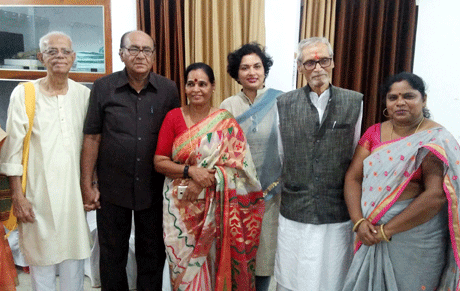 भिलाई। महात्मा गांधी के सपनों का भारत बनाने के लिए अभी और प्रयास करने होंगे। गांधी ने 1936 में कहा था, ‘जब तक एक भी कुष्ठ रोगी सेवा से वंचित रहेगा, तब तक भारत पूरी तरह आजाद नहीं हो सकता।’ उक्त बातें राष्ट्रीय धरोहर निधि के दुर्ग-भिलाई चैप्टर द्वारा आयोजित परिचर्चा ‘गांधी की प्रासंगिकता’ की अध्यक्षता करते हुए वयोवृद्ध गांधीवादी एवं कुष्ठ उन्मूलन कार्यकर्ता डॉ एमएस द्विवेदी ने कही।