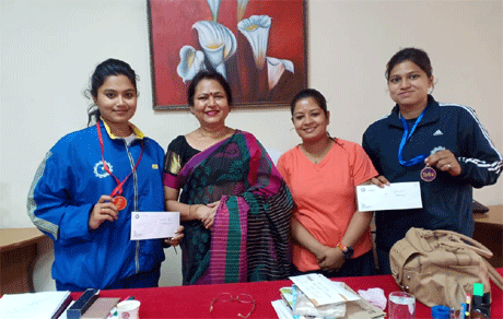भिलाई। भिलाई महिला महाविद्यालय की छात्राओं ने न केवल शैक्षणिक बल्कि खेलकूद के क्षेत्र में भी अपना दबदबा कायम किया है। महाविद्यालय की छात्रा अर्चना शोम एवं प्रीति यादव को ईस्ट जोन खेल प्रतियोगिताओं में प्रथम तथा द्वितीय पुरस्कार प्राप्त होने पर विश्वविद्यालय द्वारा उनका नगद पुरस्कार से सम्मान किया गया। यह पुरस्कार गृह, जेल, लोकनिर्माण, पर्यटन एवं संस्कृति मंत्री ताम्रध्वज साहू ने उन्हें प्रदान किया।