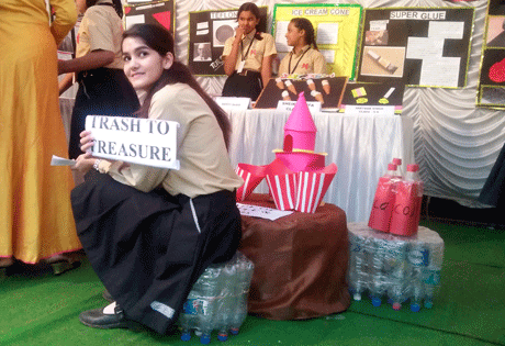 भिलाई। माइलस्टोन अकादमी का साइंस कार्निवाल एक बेहद रोचक एवं उपयोगी आयोजन सिद्ध हुआ। बच्चों ने पेरेन्ट्स को मॉडल द्वारा समझाया कि चुम्बकीय पटरियों पर ट्रेन कैसे दौड़ाई जाती है। पेरेन्ट्स के साथ प्लेनेटोरियम में बैठकर उन्होंने ग्रहों और तारों की गति और स्थिति को भी देखा समझा। उन्होंने वर्किंग मॉडल्स द्वारा यह समझाने की भी कोशिश की कि रसोई से लेकर खेल के मैदान तक हर जगह साइंस का कोई न कोई सिद्धांत काम कर रहा होता है। फर्क केवल नजरिये का होता है।