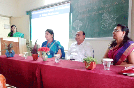 भिलाई। स्वामी श्री स्वरूपांनद सरस्वती महाविद्यालय में बायोटेक्नोलॉजी एवं वनस्पति शास्त्र विभाग के संयुक्त तत्वावधान में 21 दिवसीय मशरूम प्रशिक्षण कार्यशाला का उद्घाटन डॉ. एम.पी. ठाकुर डायरेक्टर एक्सटेंशन सर्विस आईजीकेवी, रायपुर के मुख्य आतिथ्य में संपन्न हुआ। विशेष अतिथि के रुप में दिनेश सिंह निदेशक जनसेवक समिति (समाज सेवा संस्थान) उपस्थित हुये। कार्यक्रम की अध्यक्षता प्राचार्य डॉ. हंसा शुक्ला ने की।