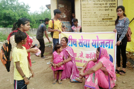 भिलाई। एमजे कालेज की राष्ट्रीय सेवा योजना इकाई ने आज ग्राम खपरी का दौरा कर वहां प्रधानमंत्री के नाम पर संचालित विभिन्न योजनाओं की जानकारी लोगों को दी। रासेयो स्वयं सेवकों ने ग्रामीणों से उनके स्वास्थ्य बीमा के बारे में जानकारी हासिल की तथा प्रधानमंत्री जनधन एवं बीमा योजनाओं की जानकारी देते हुए उसमें भागीदारी के लिए प्रेरित किया। एनएसएस कार्यक्रम अधिकारी डॉ जेपी कन्नौजे के नेतृत्व में गई टीम ने सरपंच दिनेश से भी ग्रामीणों की बीमा स्थिति की जानकारी ली।