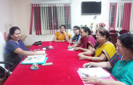 भिलाई। भिलाई महिला महाविद्यालय में 26 सितम्बर से 2 अक्टूबर तक नई तालीम सप्ताह का आयोजन किया गया। महात्मा गांधी की 150वीं वर्षगांठ पर उनके आदर्शों को नई पीढ़ी तक पहुंचाने के लिए मानव संसाधन विकास मंत्रालय ने इस सप्ताह के आयोजन का निर्देश दिया था। कार्यक्रम के तहत विद्यार्थियों ने खरपतवार साफ किए, पौधरोपण किया तथा एक गांव का दौरा कर कृषि संबंधी जानकारी एवं अनुभव प्राप्त किया।