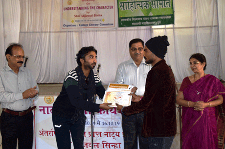 दुर्ग। शासकीय विश्वनाथ यादव तामस्कर स्नातकोत्तर स्वशासी महाविद्यालय में साहित्य समिति द्वारा नाट्य कला पर सात दिवसीय कार्यशाला का आयोजन किया गया। कार्यशाला का संचालन आॅनसेंबल थियेटर-इन-एजुकेशन एसआरपीए, भोपाल म.प्र. के उज्जवल सिन्हा द्वारा किया गया। इन सात दिनों में छात्र-छात्राओं को रोचक गतिविधियोें द्वारा दिमाग को एकाग्रचित कर स्थिरता लाना, एक दूसरे को समझना सिखाया गया।