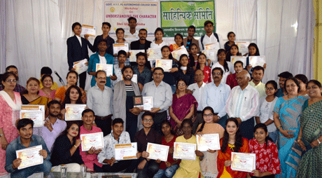 दुर्ग। शासकीय विश्वनाथ यादव तामस्कर स्नातकोत्तर स्वशासी महाविद्यालय में साहित्य समिति द्वारा नाट्य कला पर सात दिवसीय कार्यशाला का आयोजन किया गया। कार्यशाला का संचालन आॅनसेंबल थियेटर-इन-एजुकेशन एसआरपीए, भोपाल म.प्र. के उज्जवल सिन्हा द्वारा किया गया। इन सात दिनों में छात्र-छात्राओं को रोचक गतिविधियोें द्वारा दिमाग को एकाग्रचित कर स्थिरता लाना, एक दूसरे को समझना सिखाया गया।
