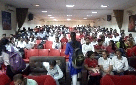 भिलाई। तकनीकी विद्यार्थियों को डिग्री के बाद रोजगार दिलाने के लिए प्रतिबद्ध संतोष रूंगटा समूह में आयोजित पूल कैम्पस में मंदी के इस दौर में भी 8 लाख रुपए तक का पैकेज ऑफ़र किया गया है। सप्ताहभर में आयोजित दो कैम्पस में राज्य के 650 युवाओं को मौका दिया गया। जस्पे और हेग्जावायर ने कई राउण्ड के सेलेक्शन प्रोसीजर के बाद जॉब ऑफ़र किए। कैम्पस सीजन में बड़ी कंपनियां पूर्ववत आ रही हैं और कड़ी चयन प्रणाली के बाद सेलेक्शन कर रही हैं।