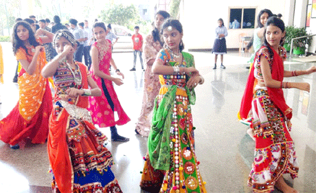 रायपुर। संतोष रूंगटा ग्रुप द्वारा नंदनवन में संचालित रूंगटा इंटरनेशनल स्कूल में नवरात्रि के उपलक्ष्य में डांडिया-गरबा का आयोजन किया गया। पारम्परिक वेशभूषा में विद्यार्थियों एवं उनके मित्रों ने आदि शक्ति के प्रति समर्पण भाव से झूमकर डांडिया-गरबा किया। शाला परिसर को इसके लिए विशेष रूप से सजाया गया था। इसके साथ ही दशहरा के अवकाश की घोषणा कर दी गई।