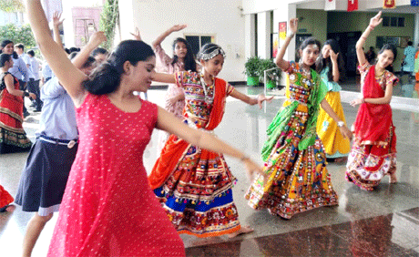 रायपुर। संतोष रूंगटा ग्रुप द्वारा नंदनवन में संचालित रूंगटा इंटरनेशनल स्कूल में नवरात्रि के उपलक्ष्य में डांडिया-गरबा का आयोजन किया गया। पारम्परिक वेशभूषा में विद्यार्थियों एवं उनके मित्रों ने आदि शक्ति के प्रति समर्पण भाव से झूमकर डांडिया-गरबा किया। शाला परिसर को इसके लिए विशेष रूप से सजाया गया था। इसके साथ ही दशहरा के अवकाश की घोषणा कर दी गई।