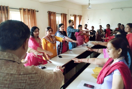भिलाई। स्वामी श्री स्वरूपांनद सरस्वती महाविद्यालय में राष्ट्रीय एकता दिवस के अवसर पर राष्ट्रीय सेवा योजना एवं शिक्षा विभाग के संयुक्त तात्वावधान में राष्ट्रीय एकता दिवस एवं सतर्कता सप्ताह का आयोजन किया गया। इस अवसर पर विद्यार्थियों व प्राध्यापकों ने देश की एकता व अखण्डता को बनाये रखने की शपथ ली। कार्यक्रम के उद्देश्यों पर प्रकाश डालते हुये एन.एस.एस. प्रभारी दीपक सिंह ने कहा राष्ट्रीय एकता दिवस एवं सतर्कता दिवस का आयोजन विद्यार्थियों को राष्ट्रीय एकता एवं अखण्डता की शपथ दिलाने के लिये व सावधानी से दुर्घटनाओं से कैसे बचा जा सकता है के प्रति जागरूक किया जा सके।