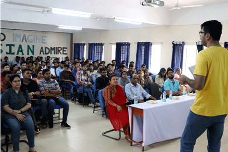 भिलाई। श्री शंकराचार्य टेक्निकल केंपस में संचालित ई-सेल द्वारा दो दिवसीय ई-बूट कैंप का सफल आयोजन किया गया। इस कार्यक्रम के आयोजन का उद्देश्य छात्रों को स्टार्टअप कल्चर से अवगत कराना तथा उन्हें उद्यमी बनने हेतु प्रेरित करना था। बूट कैंप में तीन अलग-अलग इवेंट का आयोजन किया गया जो कि क्विज, $1 वेंचर तथा केस स्टडीज थे। केस स्टडीज में बडी फॉर स्टडी के सत्यम खंडेलवाल ने छात्रों को मार्केटिंग एवं सेल्स के बारे में जानकारी दी।