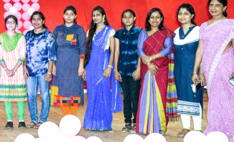 भिलाई। भिलाई महिला महाविद्यालय में सत्र 2019-20 के लिए छात्र परिषद का मनोनयन नियमानुसार किया गया। एमएससी तृतीय सेमेस्टर गणित की श्वेता राय को अध्यक्ष मनोनीत किया गया। महाविद्यालय की प्राचार्य डॉ संध्य मदनमोहन ने मनोनीत पदाधिकारियों को शपथ दिलाई। साथ ही उन्हें रचनात्मक कार्यों के लिए प्रेरित करते हुए शुभकामनाएं भी दी हैं। मनोनयन की संपूर्ण प्रक्रिया प्राचार्य डॉ संध्या मदन मोहन के संरक्षण में छात्रसंघ प्रभारी डॉ सुनीता राव एवं विभागाध्यक्षों की कमेटी द्वारा किया गया।