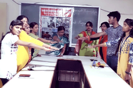 भिलाई। स्वामी श्री स्वरूपांनद सरस्वती महाविद्यालय हुडको भिलाई में शिक्षा विभाग द्वारा विश्व खाद्य दिवस के अवसर पर खाद्य सुरक्षा सभी का सरोकार विषय पर परिचर्चा एवं अंतराश्ट्रीय गरीबी उन्मूलन दिवस का आयोजन तथा गरीब बस्तियों में वस्त्रों का वितरण किया गया। गरीबी उन्मूलन पर प्रकाश डालते हुये कार्यक्रम प्रभारी डॉ. रचना पाण्डेय ने कहा कि गरीबी किसी भी देश की एक गंभीर बीमारी है।