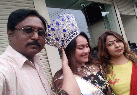 भिलाई। मिसेस इंडिया यूनिवर्स-अर्थ तृषा बी. तोमर का मानना है कि दैहिक सुन्दरता की एक उम्र होती है जिसके बाद उसे जाना होता है। पीछे रह जाता है केवल आपका सुन्दर कार्य। इसलिए वे कुछ ऐसा करना चाहेंगी जिससे न केवल उन्हें व्यक्तिगत सुकून मिले बल्कि लोगों को भी इसका लाभ मिले और मिलता रहे। तृषा ने हाल ही में मॉरीशस में यह खिताब जीता। उन्हें आइकोनिक आईज और ब्यूटीफुल वुमन ऑफ़ द ईयर का खिताब भी दिया गया।