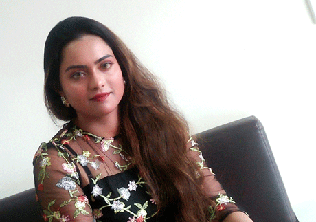 भिलाई। मिसेस इंडिया यूनिवर्स-अर्थ तृषा बी. तोमर का मानना है कि दैहिक सुन्दरता की एक उम्र होती है जिसके बाद उसे जाना होता है। पीछे रह जाता है केवल आपका सुन्दर कार्य। इसलिए वे कुछ ऐसा करना चाहेंगी जिससे न केवल उन्हें व्यक्तिगत सुकून मिले बल्कि लोगों को भी इसका लाभ मिले और मिलता रहे। तृषा ने हाल ही में मॉरीशस में यह खिताब जीता। उन्हें आइकोनिक आईज और ब्यूटीफुल वुमन आॅफ द ईयर का खिताब भी दिया गया।
