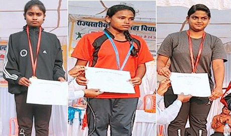 दुर्ग। उच्च शिक्षा विभाग द्वारा आयोजित राज्य स्तरीय एथलेटिक प्रतियोगिता में शासकीय कन्या महाविद्यालय दुर्ग की छात्रा प्रियंका साहू ने दौड़ के तीन ईवेन्ट में खिताब जीता। प्रियंका 1500 मीटर दौड़ 5.46 मिनट में एवं 800 मीटर की दौड़ 2.36 मिनट में पूरा कर दोनों इवेन्ट में विजेता रही। वहीं 400 गुना 4 रिलेरेस की भी विजेता रहीं। इसके अलावा रीतिका एवं पायल ने भी स्वर्ण एवं रजत पदक प्राप्त किए। 