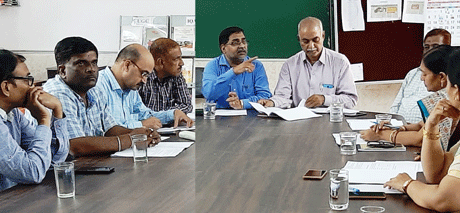 दुर्ग। शासकीय विश्वनाथ यादव तामस्कर स्नातकोत्तर स्वशासी महाविद्यालय में स्वशासी वित्त समिति ने छात्रहित में अनेक निर्णय लिए हैं। महाविद्यालय के प्राचार्य डॉ आरएन सिंह एवं स्वशासी प्रकोष्ठ नियंत्रक डॉ अनिल कश्यप ने संयुक्त रूप से बताया कि वर्तमान शैक्षणिक सत्र में विद्यार्थियों के सर्वांगीण विकास के लिए ईको क्लब, साइंस क्लब, साहित्यिक समिति, महिला प्रकोष्ठ, ट्रेनिंग एवं प्लेसमेंट सेल आदि का गठन एवं इनसे संबंधित गतिविधियों के संचालन हेतु स्वशासी मद से राशि आवंटित किए जाने का अनुमोदन किया गया।