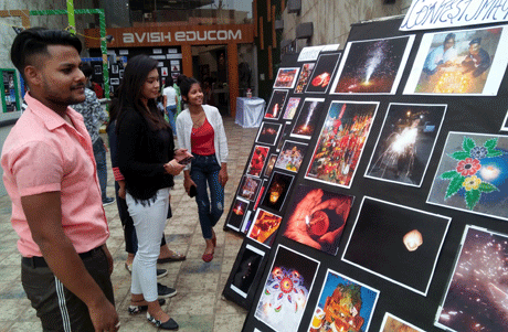 दुर्ग। अविश एडुकॉम में फोटोग्राफी प्रतियोगिता का आयोजन किया गया जिसमें प्रशिक्षु छाया-चित्रकारों ने कमाल कर दिया। मोबाइल फोटोग्राफी की इस स्पर्धा का विषय दीपावली की सजावट था। विद्यार्थियों ने दीपक की लौ से लेकर पूजा स्थल की सजावट को कुछ इस तरह कैद किया कि सभी ने दांतों तले उंगलियां दबा लीं। किसी चित्र के केन्द्र में खुद दीपक था तो किसी में दीये की मद्धम रोशनी में चमकता कलश।