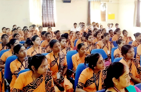 भिलाई। स्वामी श्री स्वरूपानंद सरस्वती महाविद्यालय हुडको में शिक्षा विभाग द्वारा दो दिवसीय कार्यक्रम का आयोजन किया गया। जिसमें निबंध प्रतियोगिता, प्रश्नमंच एवं मौलिक कर्तव्यों पर परिचर्चा का आयोजन किया गया। निबंध का विषय ‘संविधान एवं मौलिक कर्तव्य’ जिसकी शब्द सीमा 1500 दी गई थी। इसमें प्रथम स्थान- खेमा साहू -बी.एड. प्रथम सेमेस्टर, द्वितीय स्थान- वर्षा महोबिया- बी.एड. प्रथम सेमेस्टर एवं दिव्या चंद्राकर- बी.एड. तृतीय सेमेस्टर की छात्रा ने प्राप्त किया।