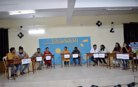 भिलाई। श्रीशंकराचार्य महाविद्याय जुनवानी भिलाई के सात दिवसीय वार्षिकोत्सव ‘भागवतम्’ के मंच पर छात्रों ने नाटकों के जरिए पर्यावरण संरक्षण, स्वच्छता, बाल उत्पीड़न, महाविद्यालयीन जीवन के प्रसंगों को बेहद रचनात्मकता के साथ प्रस्तुत किया। चार शब्दों पर तत्काल कहानी बुनने की प्रतियोगिता में बच्चों ने कल्पनाशक्ति की ताकत तो दिखाई ही, इतना हास्य भी पैदा किया कि प्रेक्षक हंसते हंसते लोटपोट हो गए।