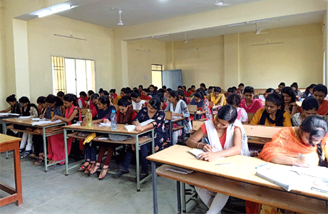 भिलाई। मानव संसाधन विकास मंत्रालय के आह्वान एवं हेमचंद यादव विश्व़विद्यालय दुर्ग के निर्देशानुसार भिलाई महिला महाविद्यालय में अखंड भारत, एक नये भारत के प्रणेता, देश के प्रथम गृह मंत्री भारत रत्न लौह पुरुष सरदार वल्लभ भाई पटेल के जन्म दिवस पर राष्ट्रीय एकता दिवस निबंध प्रतियोगिता का आयोजन किया गया। इस अवसर पर महाविद्यालय परिवार ने राष्ट्रीय एकता एवं अखण्डता को बनाए रखने की भी शपथ ली।