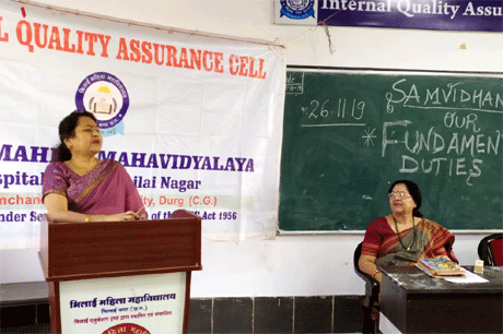 भिलाई। विधि एवं न्याय मंत्रालय एवं कम्युनिकेशन, इलोक्ट्रानिक्स इन्फॉरमेशन टेक्नोलॉजी भारत सरकार द्वारा प्रस्तावित तथा हेमचंद यादव विश्व़विद्यालय दुर्ग के निर्देश पर भिलाई महिला महाविद्यालय में 26 नवम्बर से 14 अप्रैल 2020 के मध्य संविधान दिवस संबंधी गतिविधियों का आयोजन किया जा रहा हैं। इसके अन्तर्गत नागरिकों के संवैधानिक मौलिक कर्तव्यों पर वाद-विवाद, निबंध, क्विज, चर्चाओं एवं संगोष्ठी का आयोजन किया जा रहा हैं। इन गतिविधियों को महाविद्यालय के आईक्यूएसी सेल के द्वारा संयोजित किया जा रहा है।