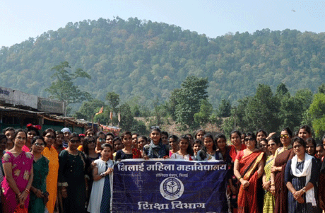 भिलाई। भिलाई एजुकेशन ट्रस्ट द्वारा संचालित भिलाई महिला महाविद्यालय के बी.एड. फर्स्ट तथा थर्ड सेमेस्टर के स्टूडेंट्स तथा फैकल्टी मेम्बर्स के 150 सदस्यीय दल ने कबीरधाम जिले में स्थित भोरमदेव का शैक्षणिक भ्रमण किया। मैकल पर्वतशृंखला से घिरी हरी-भरी घाटी में प्रकृति की अनुपम छटा में बने इस मंदिर की बनावट खजुराहो तथा कोणार्क मंदिर के समान होने के कारण इस इसे छत्तीसगढ़ का खजुराहो भी कहा जाता है। बच्चों ने मंदिर के वास्तुशिल्प एवं इतिहास के बारे में जानकारी भी प्राप्त की।