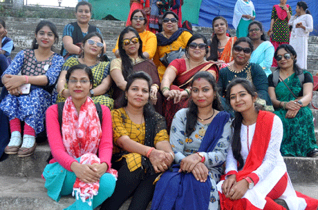 भिलाई। भिलाई एजुकेशन ट्रस्ट द्वारा संचालित भिलाई महिला महाविद्यालय के बी.एड. फर्स्ट तथा थर्ड सेमेस्टर के स्टूडेंट्स तथा फैकल्टी मेम्बर्स के 150 सदस्यीय दल ने कबीरधाम जिले में स्थित भोरमदेव का शैक्षणिक भ्रमण किया। मैकल पर्वतशृंखला से घिरी हरी-भरी घाटी में प्रकृति की अनुपम छटा में बने इस मंदिर की बनावट खजुराहो तथा कोणार्क मंदिर के समान होने के कारण इस इसे छत्तीसगढ़ का खजुराहो भी कहा जाता है। बच्चों ने मंदिर के वास्तुशिल्प एवं इतिहास के बारे में जानकारी भी प्राप्त की।