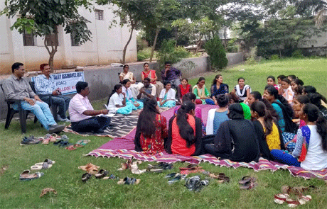 भिलाई। छत्तीसगढ़ राज्य के स्थापना दिवस के अवसर पर एमजे कालेज में एक गोष्ठी का आयोजन किया गया। आईक्यूएसी द्वारा आयोजित इस कार्यक्रम में विद्यार्थियों ने जशपुर के हाथियों से लेकर बस्तर की मुर्गा लड़ाई, आमागढ़ की सुरंग तक के विषय में बताया। मौसम, कृषि से लेकर तीज त्यौहार एवं पकवानों तक की भी चर्चा की गई। बच्चों ने दूसरों को काफी रुचि लेकर सुना और अपने जिले की बातें भी बढ़चढ़कर शेयर कीं।