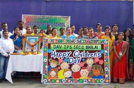 भिलाई। डीएवी इस्पात पब्लिक स्कूल सेक्टर 2 में चिल्ड्रंस डे धूमधाम से मनाया गया। बच्चों ने बाल दिवस सेलिब्रेट कर चाचा नेहरू को याद किया। इस मौके पर अनेक कार्यक्रम आयोजित किए गए। इस अवसर पर सुश्री प्रिया कुमारी और सुभांकर मोंडल ने पंडित नेहरू का बच्चों के प्रति प्रेम तथा राष्ट्र निर्माण के लिए उनके योगदान को याद किया। साथ ही बच्चों को प्यार, ध्यान और स्नेह देने के महत्व पर जोर दिया। 