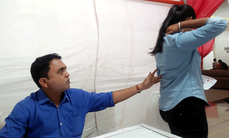 भिलाई। श्रीवत्स अग्रवाल मेमोरियल चैरिटेबल ट्रस्ट ने चिखली के गायत्री पैलेस में मेडिकल एवं ब्लड डोनेशन कैम्प का आयोजन किया। स्पर्श मल्टीस्पेशालिटी हॉस्पिटल की पूरी टीम ने इसमें सुबह से देर शाम तक अपनी सेवाएं दीं। यह एक बहु विशेषज्ञ चिकित्सा शिविर था जिसमें सभी विधाओं के अनुभवी एवं विशेषज्ञ चिकित्सकों ने अपनी सेवाएं दीं। रोगियों को नि:शुल्क औषधि के साथ दोपहर का भोजन भी दिया गया।