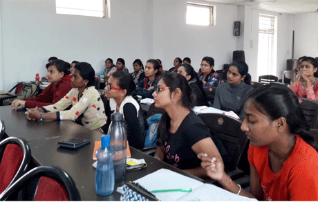 भिलाई। भिलाई एजुकेशन ट्रस्ट द्वारा संचालित भिलाई महिला महाविद्यालय के वाणिज्य स्नातक के अंतिम वर्ष के विद्यार्थियों के लिए जीएसटी पर व्याख्यानमाला का आयोजन किया गया। ट्रस्ट के सचिव सुरेन्द्र गुप्ता, प्राचार्य डॉ संध्या मदनमोहन एवं वाणिज्य संकाय की अध्यक्ष डॉ भारती वर्मा के संयुक्त दिशानिर्देशन में आयोजित इस व्याख्यानमाला को सोमिटेल कम्प्यूटर्स के निदेशक सोमेश जैने संबोधित किया।
