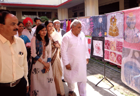 दुर्ग। शासकीय डॉ. वावा पाटणकर कन्या स्नातकोत्तर महाविद्यालय की जनभागीदारी समिति की बैठक शहर विधायक अरूण वोरा की उपस्थिति में संपन्न हुई। जनभागीदारी समिति की नवनियुक्त अध्यक्ष श्रीमती प्रीति मिश्रा ने समिति के सभी नवनियुक्त सदस्यों का परिचय दिया। महाविद्यालय के प्राचार्य डॉ. सुशील चन्द्र तिवारी ने सभी का स्वागत करते हुए जनभागीदारी व्यवस्था के महत्वपूर्ण उद्देश्यों पर प्रकाश डाला तथा महाविद्यालय में किए गए विकास कार्यों का ब्यौरा दिया।
