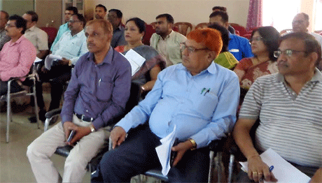 दुर्ग। उच्चशिक्षा के क्षेत्रीय अपरसंचालक कार्यालय के तत्वाधान में दुर्ग जिले के समस्त शासकीय महाविद्यालयों के प्राचार्यों की कार्यशाला का आयोजन शासकीय डॉ. वा.वा. पाटणकर कन्या स्नातकोत्तर महाविद्यालय में किया गया। महाविद्यालय के प्राचार्य एवं क्षेत्रीय अपर संचालक डॉ. सुशील चन्द्र तिवारी ने प्राचार्यों को उच्चशिक्षा विभाग के विभिन्न दिशा-निर्देशों तथा विभिन्न विषयों की जानकारियों का विधिवत प्रेषण संबंधी जानकारी प्रदान की।