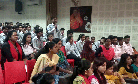 भिलाई। किसी को एकाएक दिल का दौरा पड़ जाए तो आरंभिक 10 सेकण्ड बेहद महत्वपूर्ण होते हैं। इस दौरान धड़कनों को दोबारा शुरू करने के लिए सीपीआर (कार्डियो पल्मोनरी रेससिटेशन) देने की जरूरत पड़ सकती है। संतोष रूंगटा ग्रुप द्वारा संचालित जीडीआरसीएसटी में हार्ट फाउंडेशन की तरफ से आज इसकी प्रायोगिक जानकारी दी गई। यह एक लाइफ सेविंग तकनीक है जिसे हर किसी को सीखना चाहिए। डमी एवं लाइव सब्जेक्ट के साथ यह प्रशिक्षण दिया गया।