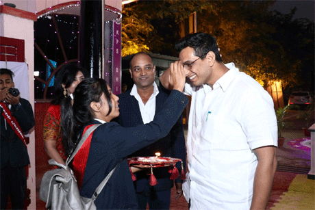 भिलाई। भिलाई विधायक एवं महापौर देवेन्द्र यादव ने आज कृष्णा पब्लिक स्कूल के वार्षिकोत्सव ‘इंद्रधनुष’ का आगाज करते हुए कहा कि कृष्णा पब्लिक स्कूल विद्यार्थियों का सर्वांगीण विकास कर रहा है। इस स्कूल के बच्चे शैक्षणिक के साथ-साथ खेलकूद एवं सांस्कृतिक विधाओं में भी पारंगत हो रहे हैं। उन्होंने शाला परिवार के अथक प्रयासों की सराहना करते हुए स्कूल के उत्तरोत्तर प्रगति की कामना की।