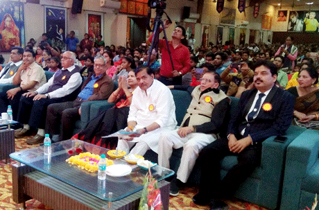  भिलाई। जीवन में आने वाली चुनौतियों का धैर्य एवं साहस के साथ सामना करने वाले की हमेशा विजय होती है। अयोध्या के राम को भी उनके जीवन के संघर्षों ने ही जन-जन का श्रीराम बना दिया। हमें भी जीवन में आने वाली सभी चुनौतियों का डटकर मुकाबला करना चाहिए। उक्त बातें कॉमर्स गुरू डॉ संतोष राय ने आज केपीएस कुटेलाभाठा के वार्षिकोत्सव ‘इंद्रधनुष’ में मुख्य अतिथि की आसंदी से कहीं। कार्यक्रम का आयोजन केपीएस नेहरू नगर के नटराज प्रेक्षागृह में किया गया था।