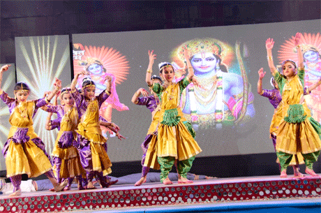 भिलाई। भिलाई विधायक एवं महापौर देवेन्द्र यादव ने आज कृष्णा पब्लिक स्कूल के वार्षिकोत्सव ‘इंद्रधनुष’ का आगाज करते हुए कहा कि कृष्णा पब्लिक स्कूल विद्यार्थियों का सर्वांगीण विकास कर रहा है। इस स्कूल के बच्चे शैक्षणिक के साथ-साथ खेलकूद एवं सांस्कृतिक विधाओं में भी पारंगत हो रहे हैं। उन्होंने शाला परिवार के अथक प्रयासों की सराहना करते हुए स्कूल के उत्तरोत्तर प्रगति की कामना की।