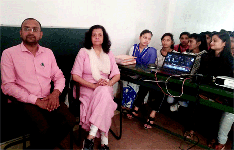 भिलाई। संविधान दिवस के अवसर पर आज एमजे कालेज के फार्मेसी विभाग में राष्ट्रीय कार्यक्रम का लाइव प्रसारण देखा गया। इसके बाद बच्चों ने संविधान का सम्मान करने, संविधान का पालन करने एवं संविधान की सुरक्षा करने का संकल्प लिया। महाविद्यालय की निदेशक श्रीलेखा विरुलकर की उपस्थिति में आयोजित इस कार्यक्रम की अध्यक्षता महाविद्यालय के प्राचार्य डॉ टी कुमार ने की।